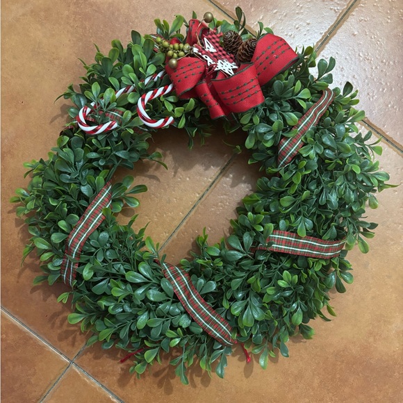 Christmas Festive Green Holiday Wreath with Red Accents. Super cute - Picture 1 of 10